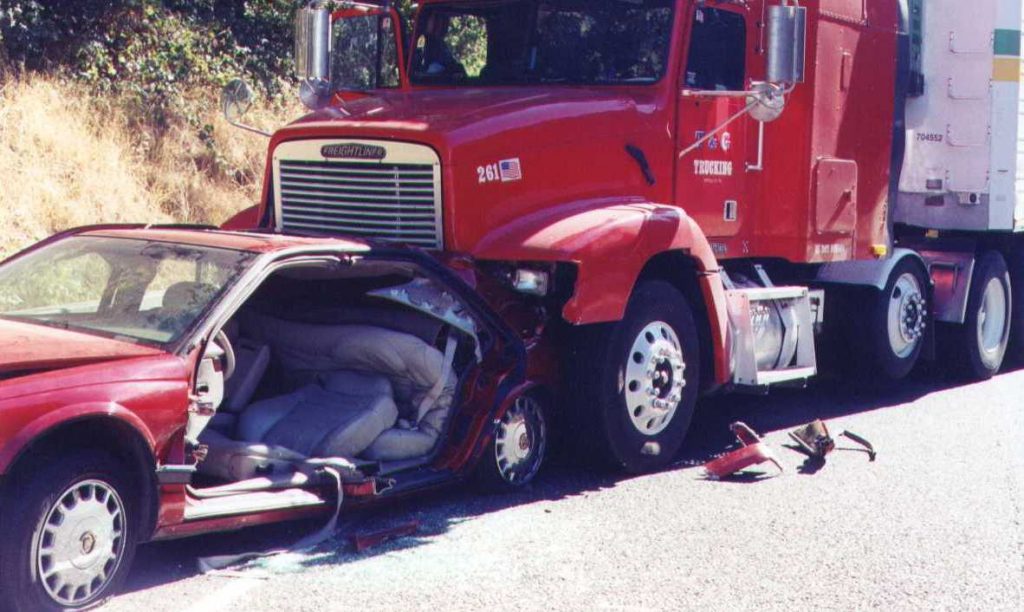 El Mejor Bufete Legal de Abogados de Accidentes de Semi Camión, Abogados Para Demandas de Accidentes de Camiones East Los Angeles California